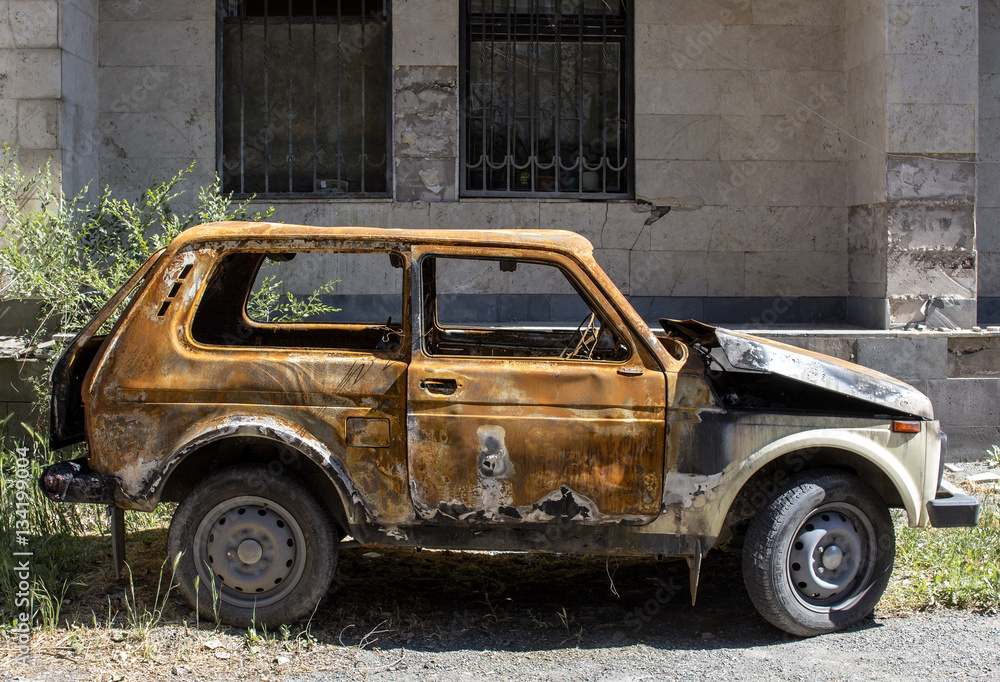 Rusted car 