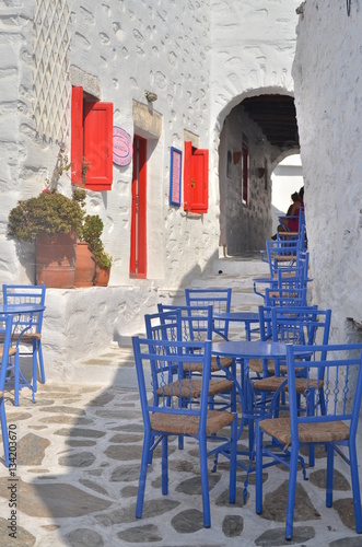 Terrasse dans les rues de Grèce, Cyclades © Chopard Photography