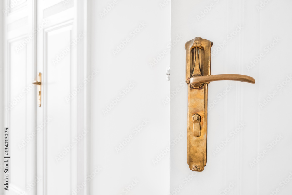 Naklejka premium schöne Türklinke / Tür in Altbau Wohnung