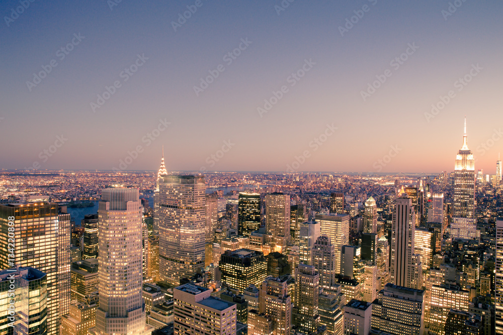 Obraz premium beautiful sunset view across New York City from midtown Manhattan 