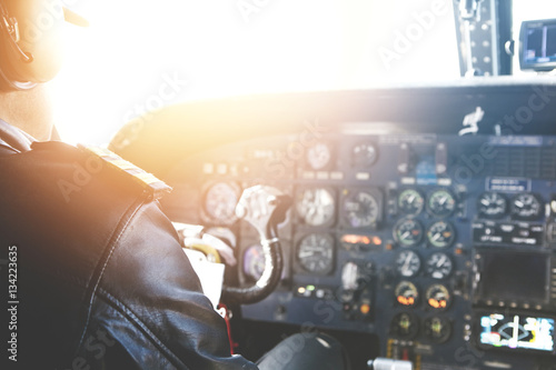 Fotografi Caucasian aviator piloting airplane