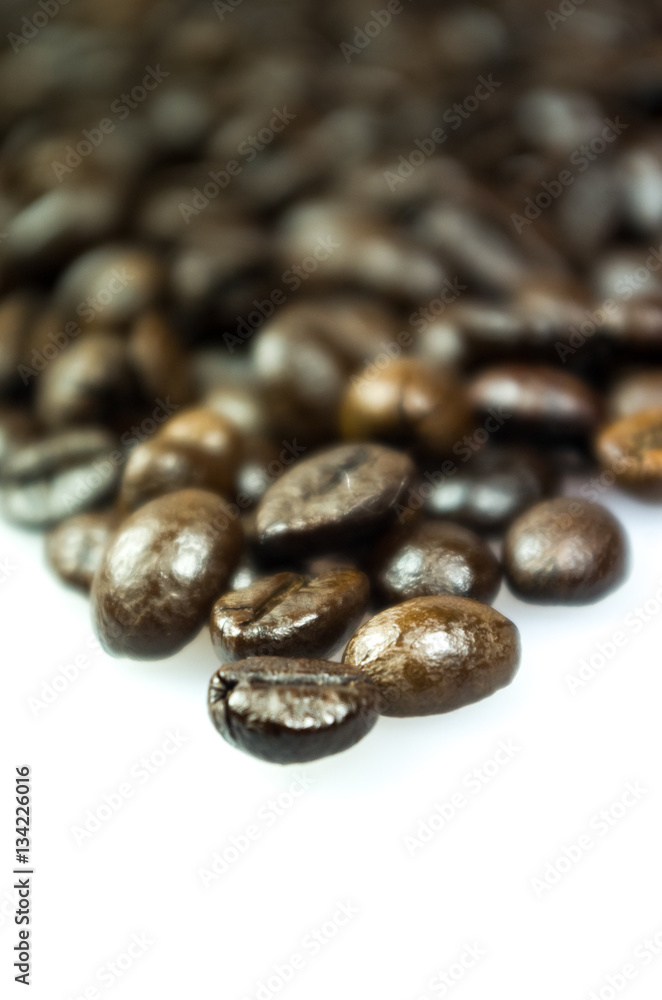 Obraz premium Close Up of Roasted Coffee Beans Isolated on White Background