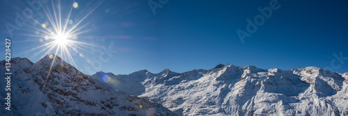 Bergpanorama im Winter mit schneebedeckten Gipfeln