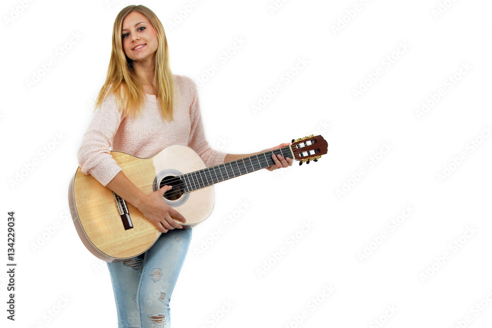 junge Frau spielt Gitarre junge Frau spielt Gitarre