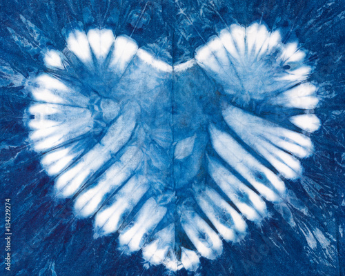Foto The fabric is indigo dye ,heart shaped,indigo tie dye pattern on