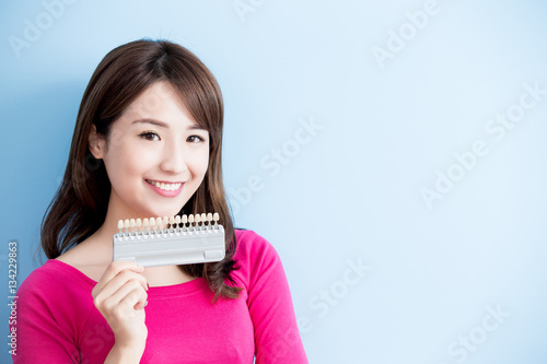 woman hold teeth whitening tool