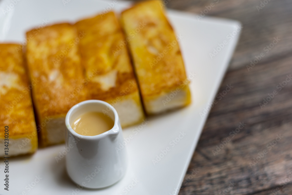 Toast bread served with sweet syrup.,toast butter served with sw Toast bread served with sweet syrup.,toast butter served with sw