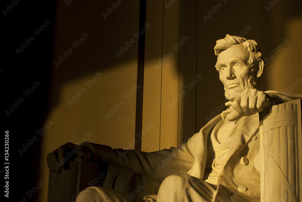 Fototapeta premium Statua Abrahama Lincolna w genialnym, ciepłym, dramatycznym porannym słońcu