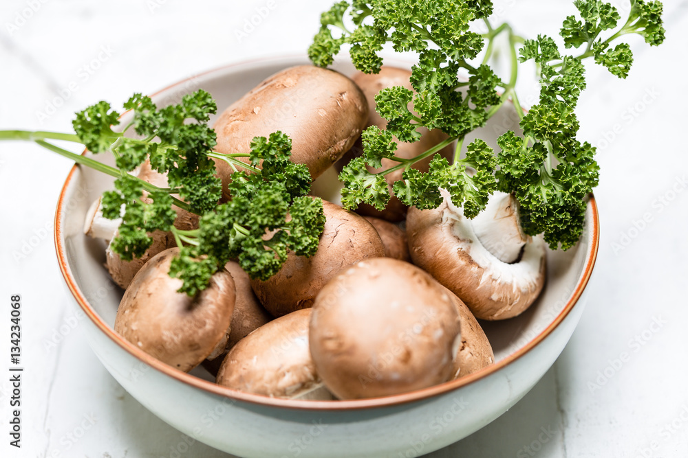 Champignon Braun in Schüssel mit Petersilie - Close up Champignon Braun in Schüssel mit Petersilie - Close up