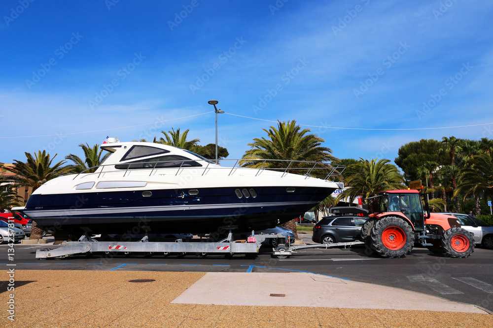 Obraz premium bateau accidenté remorqué par un tracteur