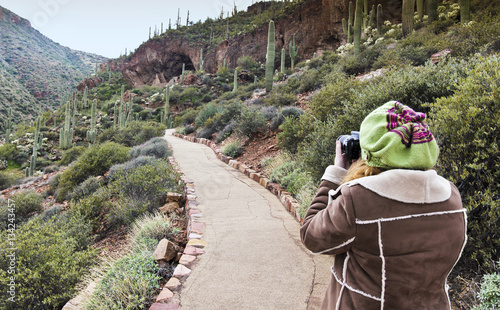 Fotografia A Hiker Photographs the Lower Cliff Dwelling at Tonto National M