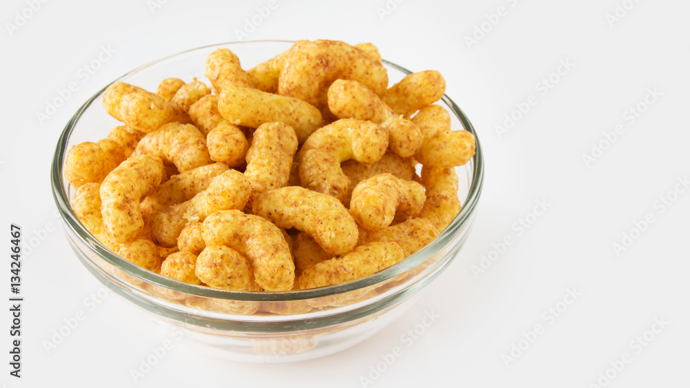 Erdnussflips in einer Glasschüssel Erdnussflips in einer Glasschüssel
