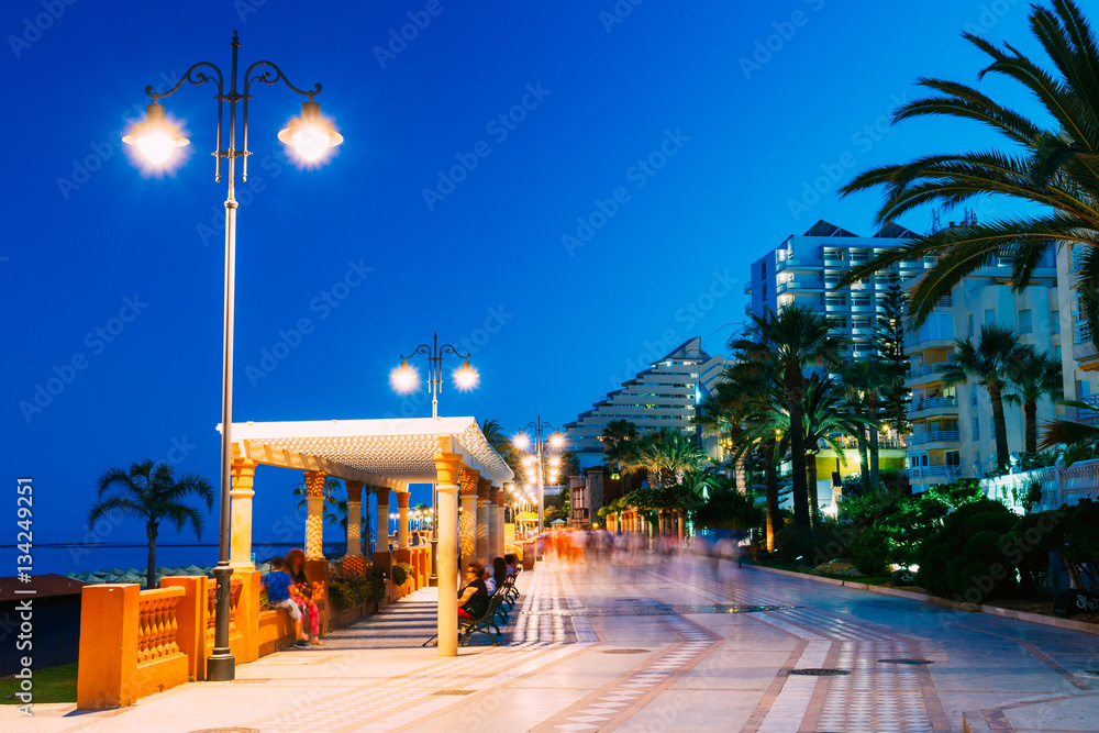 Naklejka premium Night Scenery View Of Embankment, Seacoast, Beach In Benalmadena