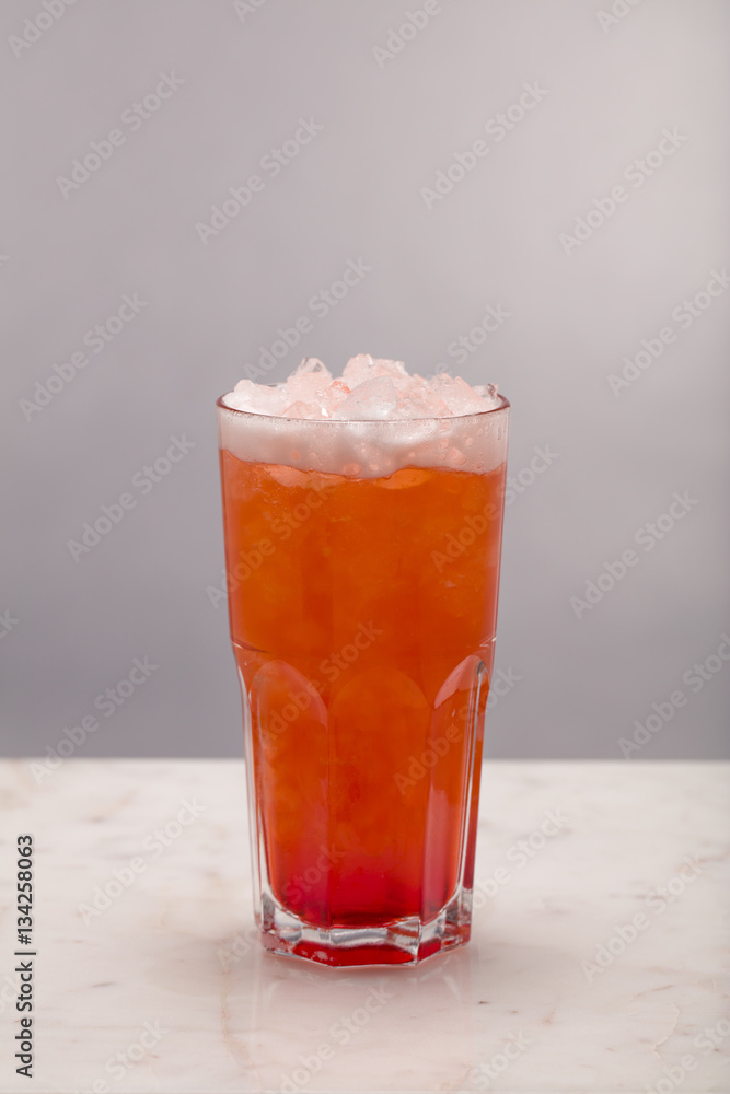 Cocktail med marmor bordsyta och ljus tonad bakgrund Cocktail med marmor bordsyta och ljus tonad bakgrund