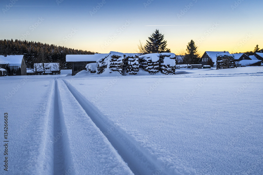 Skispur im Schnee im Winter Skispur im Schnee im Winter