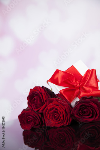 Red roses and gift box  love background