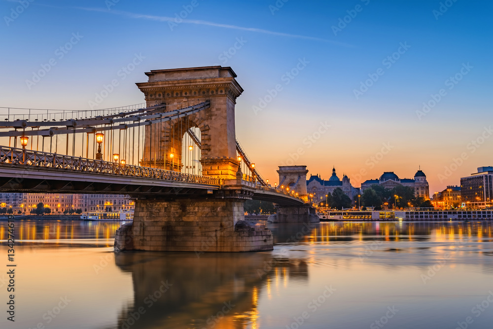 Obraz premium Budapeszt Most Łańcuchowy i panoramę miasta, gdy wschód słońca, Budapeszt, Węgry