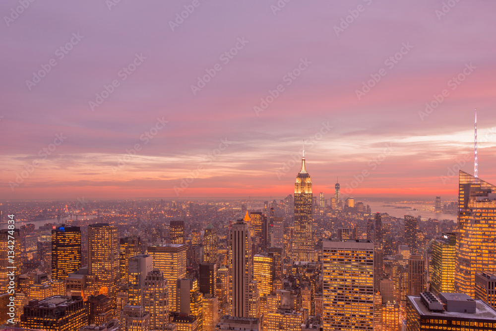 Fototapeta premium Night view of New York Manhattan during sunset