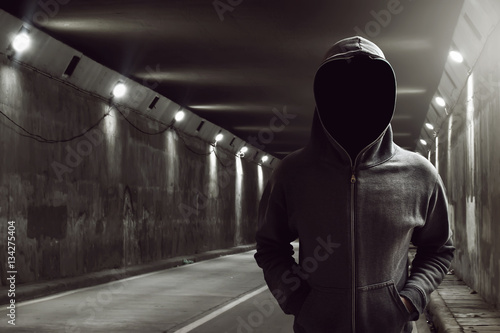 Fotografía Hacker standing in the tunnel