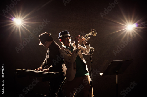Obraz na płótnie Musician Duo band playing a Trumpet and keyboard on black backgr w salonie