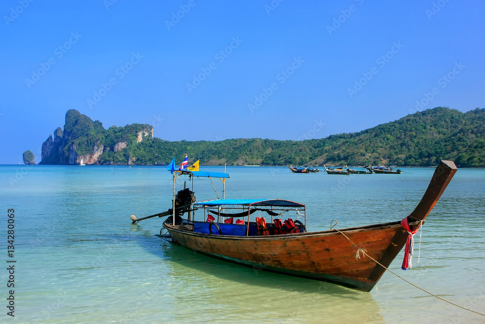 Longtail boat anchored at Ao Loh Dalum beach on Phi Phi Don Isla