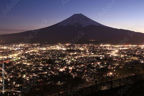 富士吉田市の夜景と富士山