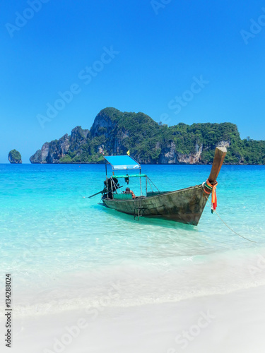 Longtail boat anchored at Ao Yongkasem beach on Phi Phi Don Isla © donyanedomam