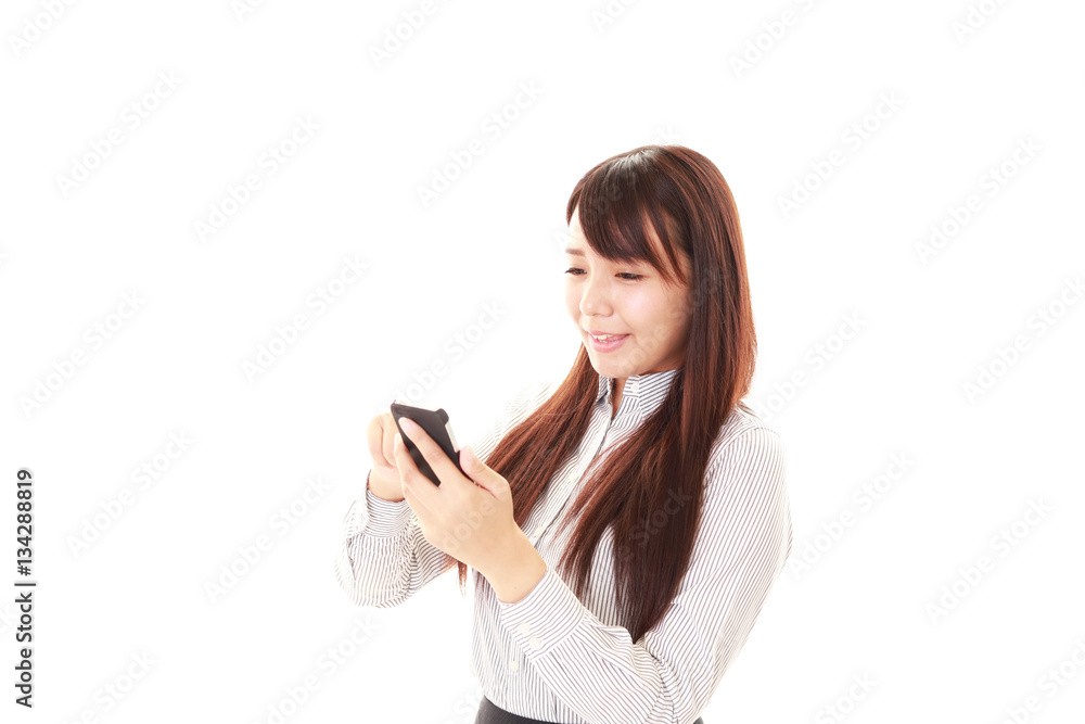スマートフォンを持つ女性
スマートフォンを持つ女性