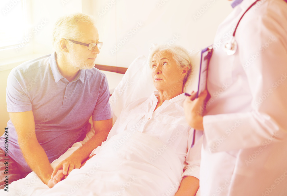 Obraz premium senior woman and doctor with clipboard at hospital