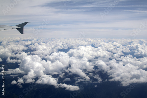 panorama volo in aereo nuvole e paesi