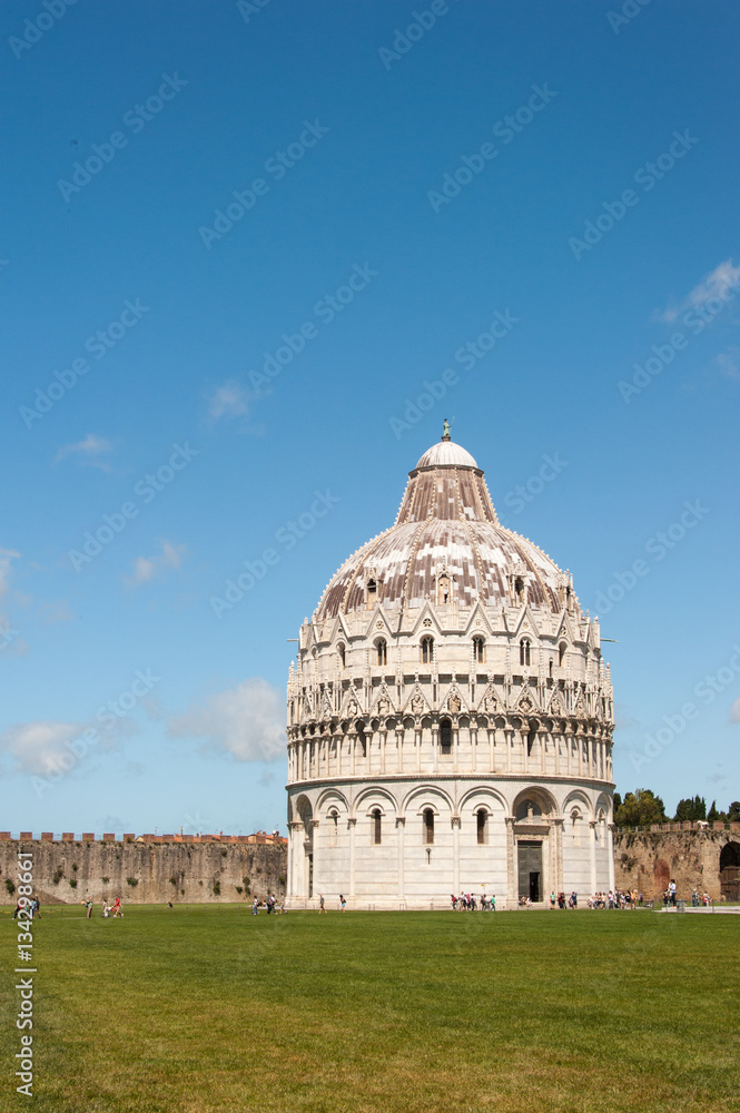 Baptisterium und Stadtmauer von Pisa