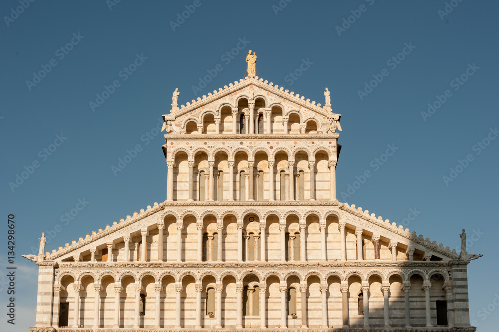Frontseite des Doms von Pisa mit Säulenrelief im Abendlicht