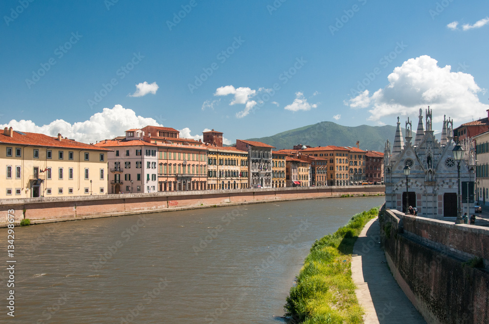 Obraz premium Pisa Stadtansicht mit dem Fluß Arno