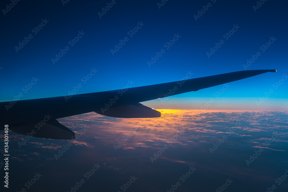 Obraz premium The airplane fly in a night sky