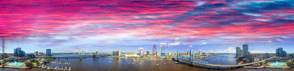 Fototapeta premium Panoramic sunset aerial view of Jacksonville, Florida