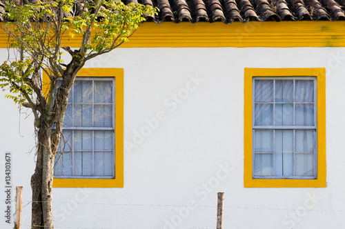 Casa antiga e duas janelas. photo