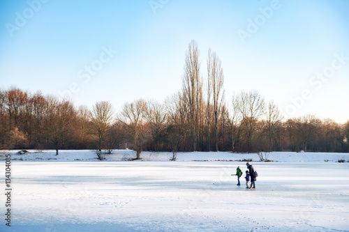 Leute auf einem zugefrorenen See im Winter