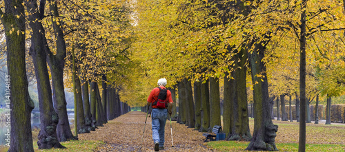 HerrenhÃ¤user GÃ¤rten Herbst Panorama mit Nordic Walking photo