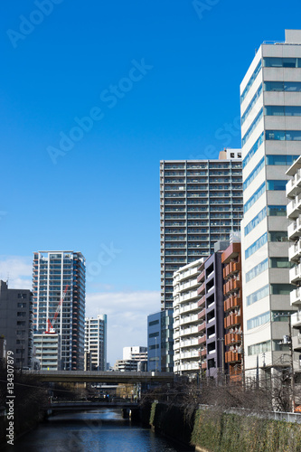 五反田駅近くの目黒川沿いの建物の風景 4