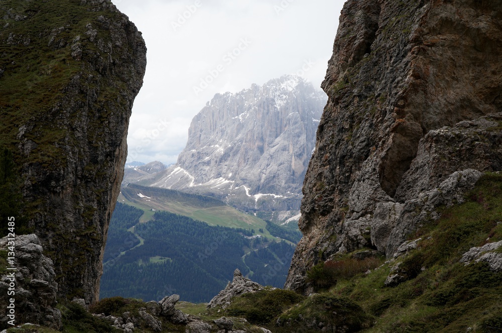 Blick zwischen Pieralongia Zacken auf Langkofel Blick zwischen Pieralongia Zacken auf Langkofel