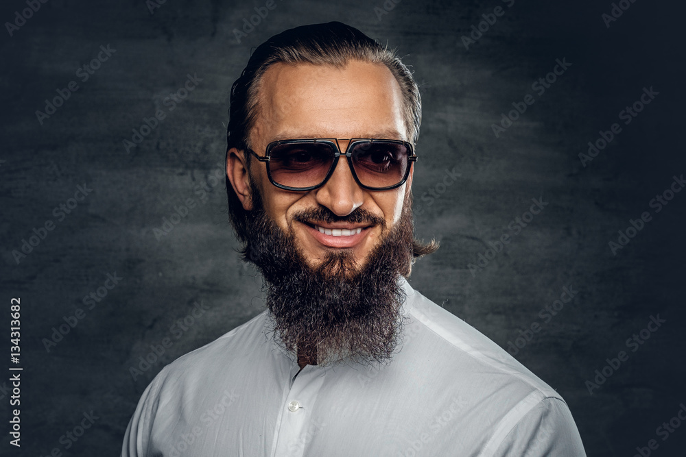 Fototapeta premium A man in a white shirt and sunglasses.