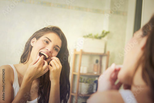 Foto Pretty girl cleaning her teeth