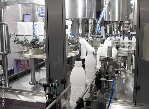 Machine for bottling milk