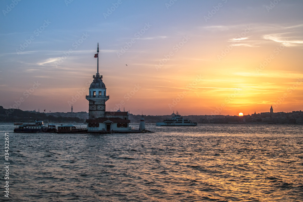 Naklejka premium Maiden tower on sunset background