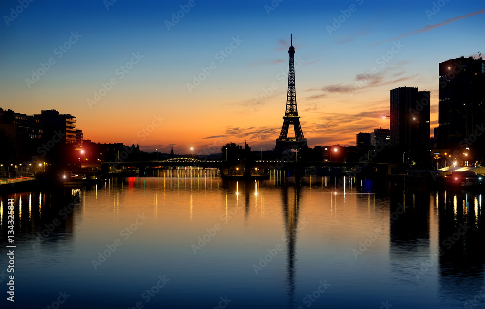 Fototapeta premium Early morning in Paris