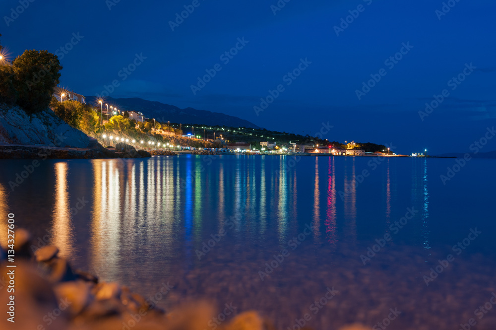 Küste von Senj in Kroatien bei Nacht