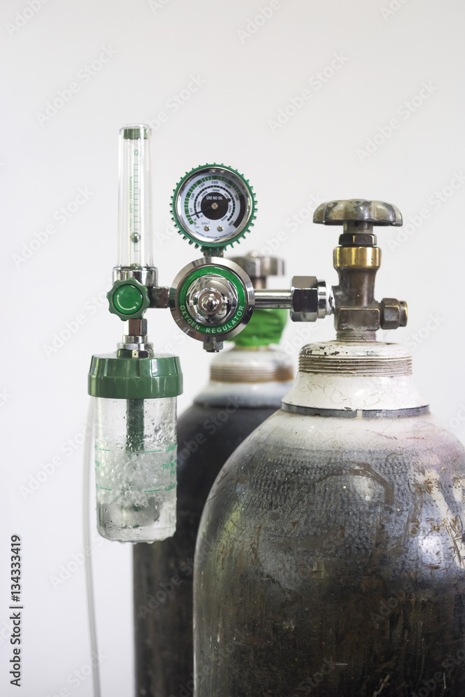 Oxygen cylinder and regulator gauge