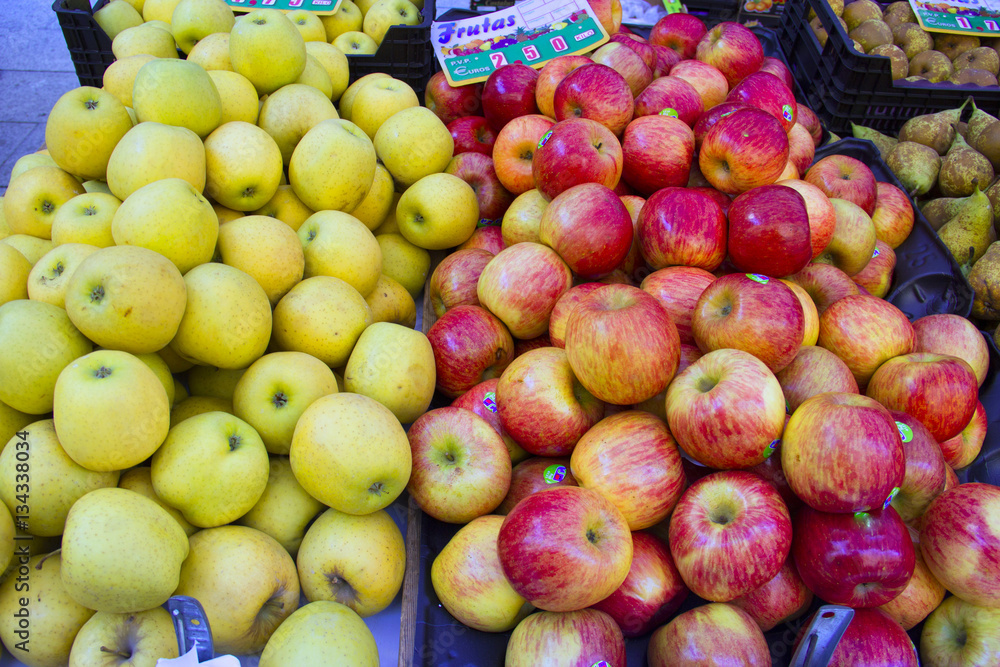 manzanas frutas en un mercado de huesca aragon españa manzanas frutas en un mercado de huesca aragon españa