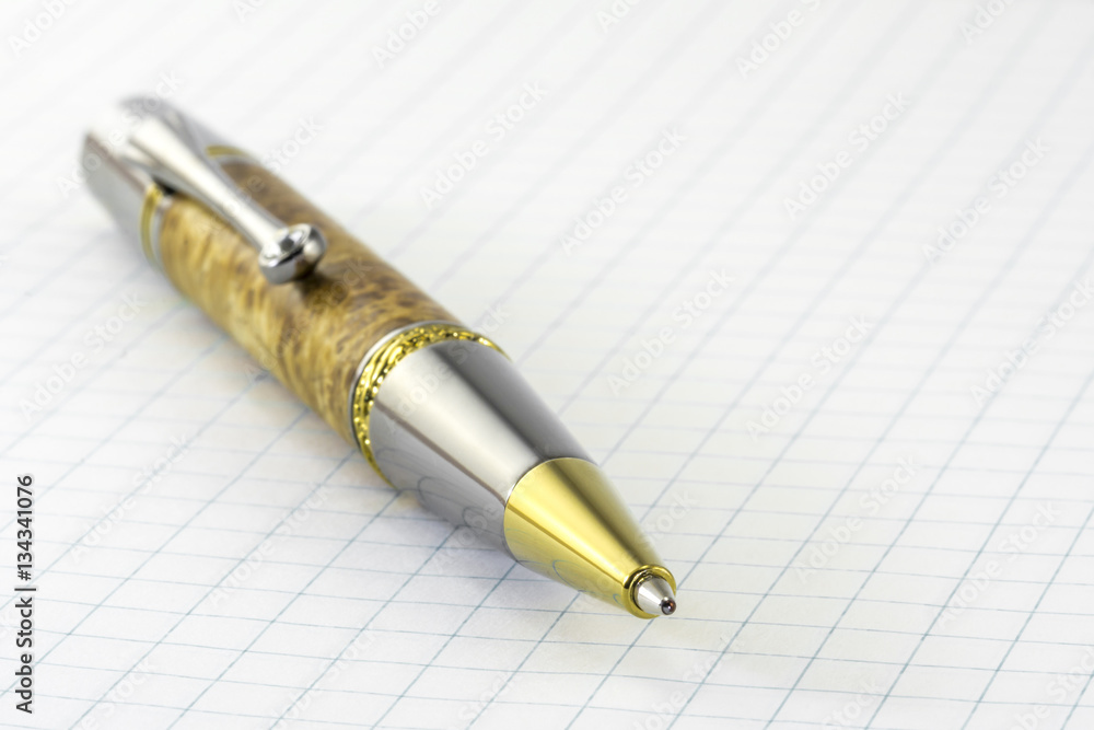 Close up of wood barrel pen with gold and silver accents photogr Close up of wood barrel pen with gold and silver accents photogr