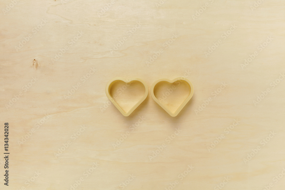 Obraz premium Valentine concept background, plastic heart shape on wood background